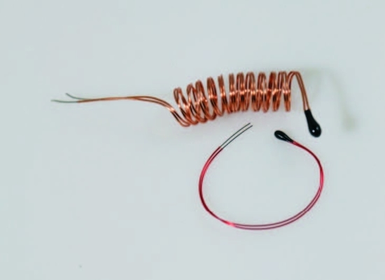 エナメルを塗られた導線はNTCのサーミスターの精密電子部品をエポキシ樹脂で接着する